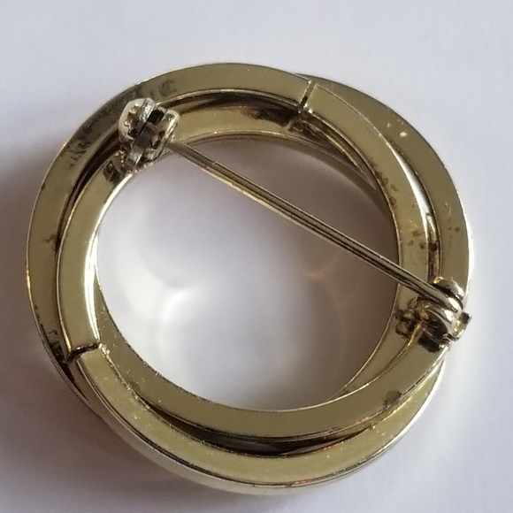 Vintage open circle brooch with two interlocking circles Gold tone metal - Picture 3 of 8